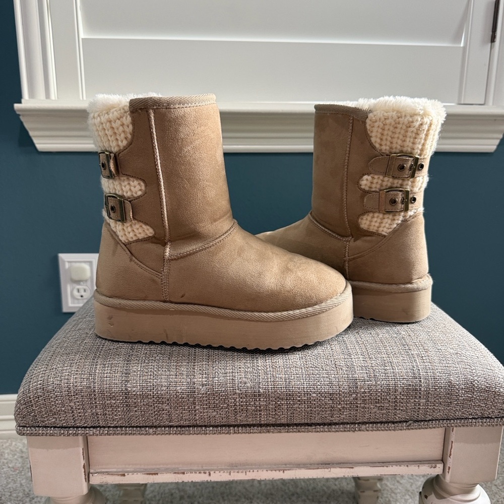 Beige and cream winter boots with buckle